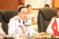 越南人民海军司令陈青严中将出席并在会议上发表讲话。图自越通社