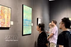 题为“本源”的绘画展上的参观者。图自越通社