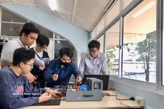 胡志明市国家大学理工大学学生应用高科技。图自越通社