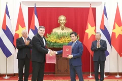 苏林总书记与米格尔·迪亚斯—卡内尔·贝穆德斯主席共同见证《越南—古巴经济和科技合作政府间委员会第42次会议纪要》的交换。图自越通社