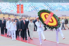 古共中央第一书记、古巴共和国主席迪亚斯—卡内尔率团瞻仰胡志明陵并敬献花圈。图自越通社