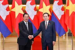 越南国会主席陈青敏会见柬埔寨人民党主席、参议院主席洪森。图自越通社