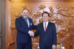 阮仲义同志与乌拉圭共产党代表合影。图自越通社