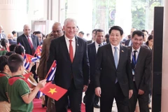 越南国家主席梁强与古巴共产党中央委员会第一书记、国家主席米格尔·迪亚斯-卡内尔·贝穆德斯共同出席越古建交65周年庆典。图自越通社