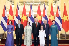 梁强主席及夫人、米格尔·迪亚斯—卡内尔主席及夫人和苏林总书记及夫人合影。图自越通社