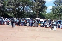 西宁省职能部门接收由柬埔寨执法部门移交的353名越南公民。图自越通社