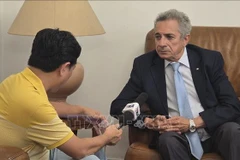 阿尔及利亚民族解放阵线党（FLN）代表穆拉德·拉穆迪接越通社记者的采访。图自越通社