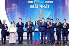 国会主席陈青敏和越共中央宣教与民运部部长阮仲义向获奖作者团队颁发奖状。图自越通社