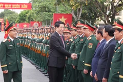 梁强与各位代表亲切交流。图自越通社