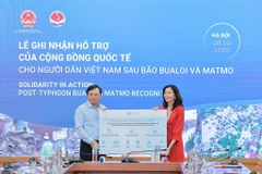 阮黄协副部长接受联合国的援助。图自越通社