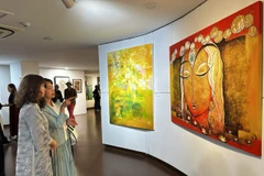 游客参观美术展览。图自越通社