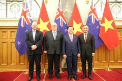 中央宣教与民运部部长阮仲与各位代表合影。图自越通社