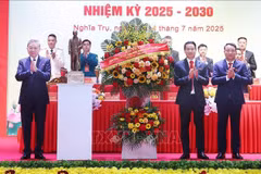 苏林向大会赠送花篮。图自越通社