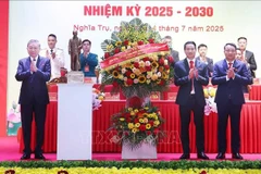 苏林向大会赠送花篮。图自越通社