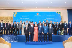 出席论坛的两国代表合影。图自越通社