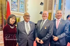 新西兰—越南友好协会（NZVFA）代理主席阿南德·萨蒂亚南德（左二）与协会成员合影留念。图自越通社