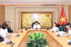 越南政府副总理阮志勇在会见德国Avestos集团总裁克劳斯-迈克尔·库恩。图自越通社