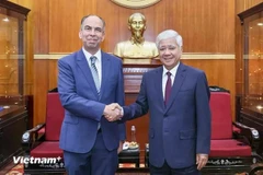 越南祖国阵线中央委员会主席杜文战会见古巴驻越南大使罗赫利奥·波兰科·富恩特斯。图自Vietnam+