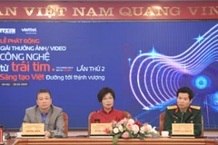 组委会代表在启动仪式上回答记者的提问。图自越通社
