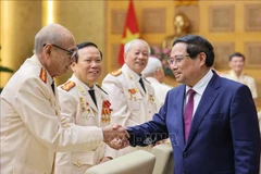 范明政总理与驰援南方战场公安力量联络委员会亲切握手。图自越通社