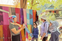 烂外村手工织锦产品深受外国游客青睐。图自越通社