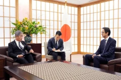 杜雄越大使礼节性拜会日本外务大臣岩屋毅。图自越通社