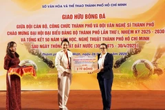 组委会将所募集到的20亿越盾善款，转交给古巴驻胡志明市总领事阿里阿德涅·费奥·拉布拉达。图自越通社