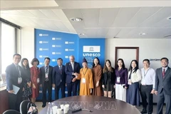 越南外交部常务副部长、国家UNESCO委员会主席、越南代表团团长阮明宇与UNESCO文化事务助理总干事举行会晤。图自越通社