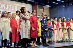 越南和法国儿童一起表演Bonjour Vietnam。图自越通社