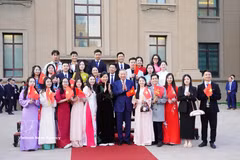 越共中央总书记、国家主席苏林及夫人与旅居北京的越南人社群代表合影。图自越通社