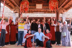 考察团与当地艺人合影留念。图自富寿报