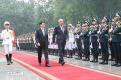 越南国家主席梁强与匈牙利总统舒尤克·道马什共同检阅仪仗队。图自越通社