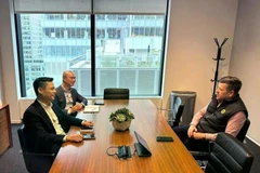 邓黄江大使与鲍勃·麦库伊进行交换意见。图自越通社