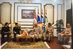 越南国防部长潘文江大将会见埃及国防部长萨克尔大将。图自越通社