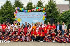 参与“越南语夏令营”活动的成员与各位代表合影。图自越通社