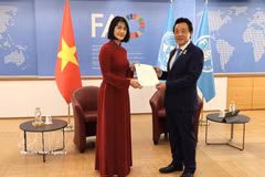 越南驻意大利大使阮芳英向粮农组织总干事屈冬玉递交委任书。图自越通社