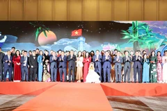 出席晚宴的两国代表和艺术人员合影留念。图自越通社