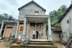 帮助贫困户建设新房。图自越通社