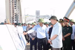 越共中央总书记苏林亲自视察太原省后续暴雨洪涝灾害的灾后恢复重建工作。图自越通社