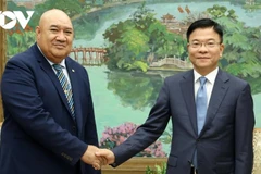 越南政府副总理黎成龙会见世界卫生组织西太平洋地区主任赛亚•皮乌卡拉。图自越通社