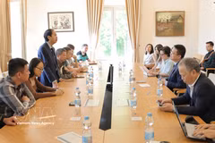 代表团与在德越侨代表就当地年轻一代的越南语教学情况进行了深入交流。图自越通社