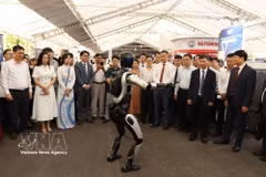 与会代表参观 2026 年海防创新创业节（Techfest Haiphong 2026）科技产品展。图自越通社