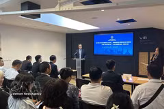 河内市领导代表以及来自越南驻法国大使馆、越南驻法国商务处、各贸易促进机构、行业协会约60 名代表出席了会议。图自越通社