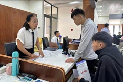 为民众办理手续。图自越通社