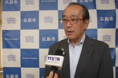 日本广岛市市长松井一实接受越通社驻日记者采访。图自越通社