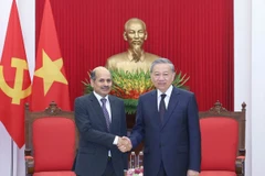 苏林总书记与印度驻越南大使亲切握手。图自越通社