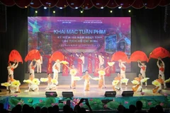 纪念胡志明主席诞辰135周年电影周开幕式上的文艺节目。图自越通社