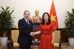 越南外交部副部长黎氏秋姮与越意企业论坛的意大利企业与制造部副部长瓦伦蒂诺·瓦伦蒂尼。图自越通社