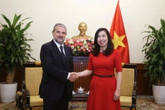 越南外交部副部长黎氏秋姮与越意企业论坛的意大利企业与制造部副部长瓦伦蒂诺·瓦伦蒂尼。图自越通社