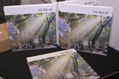 法国摄影师尼古拉·科尔内的摄影集《河内哟》。图自Vietnam+